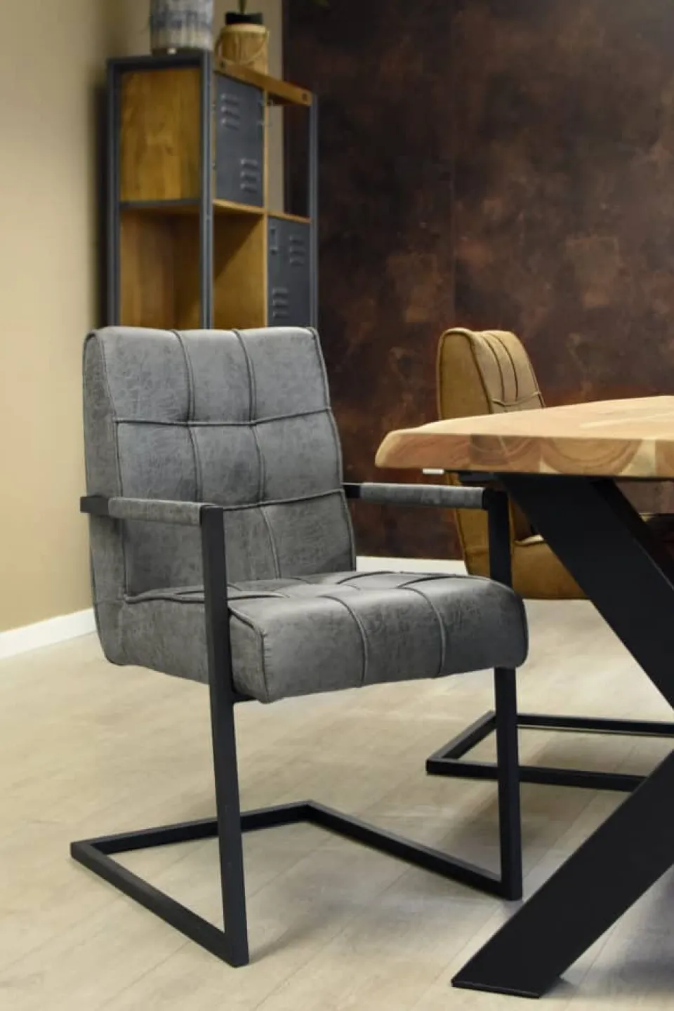 boomstamtafel-live-edge-gjNKnWHz-4.webp Outlet HUUS Boomstamtafel Live Edge